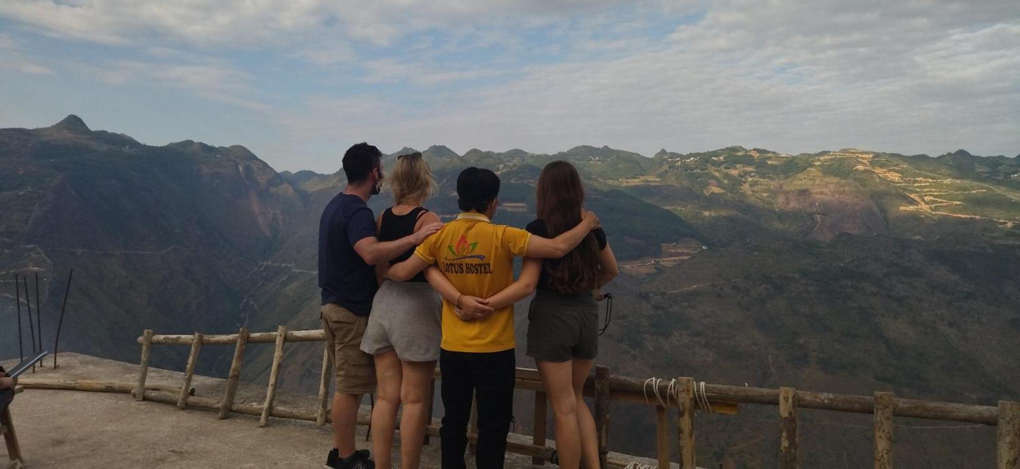 Ha Giang Lotus Hostel Motorbikes Tours Екстер'єр фото